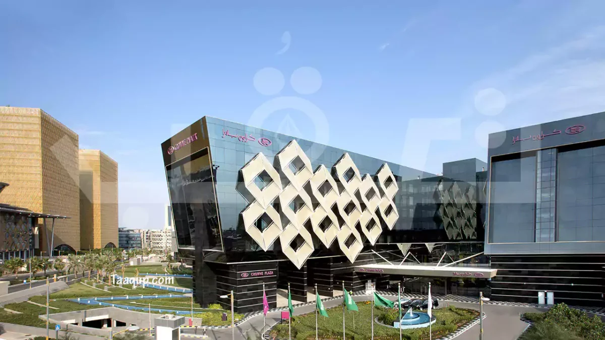 الصورة تضم فندق كراون بلازا مطار الرياض من الخارج