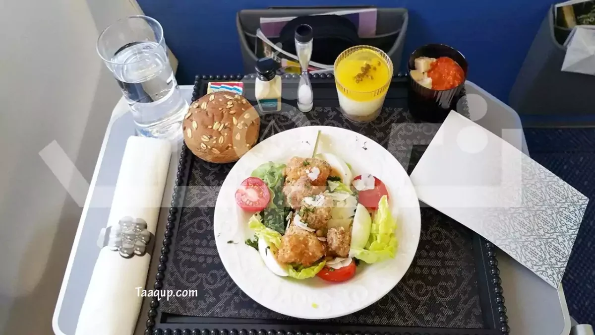 الصورة تضم الطعام داخل Business Class