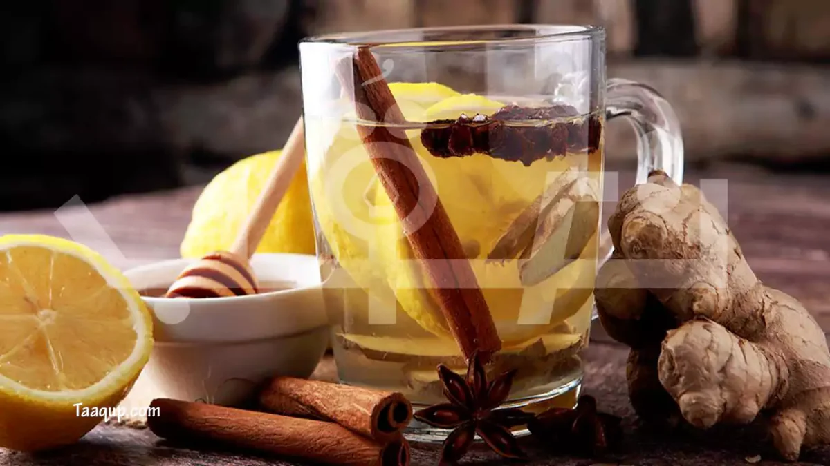 كوب ماء ساخن مع شرائح زنجبيل ورشة قرفة، مشروب طبيعي لحرق الدهون صباحًا.