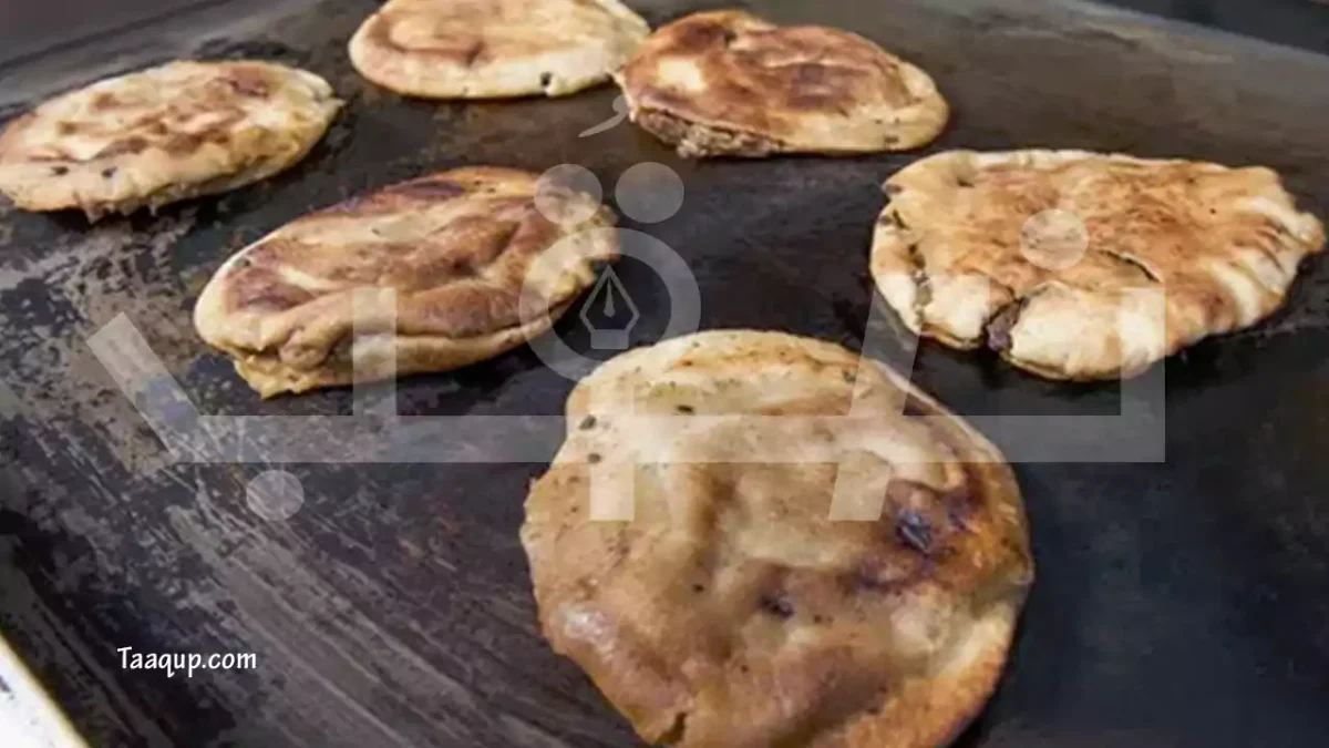 الصورة تحتوي على عدد 6 أرغفة من الحوواشي البيتي اللذيذ يتم تحضيرها على الجريل 