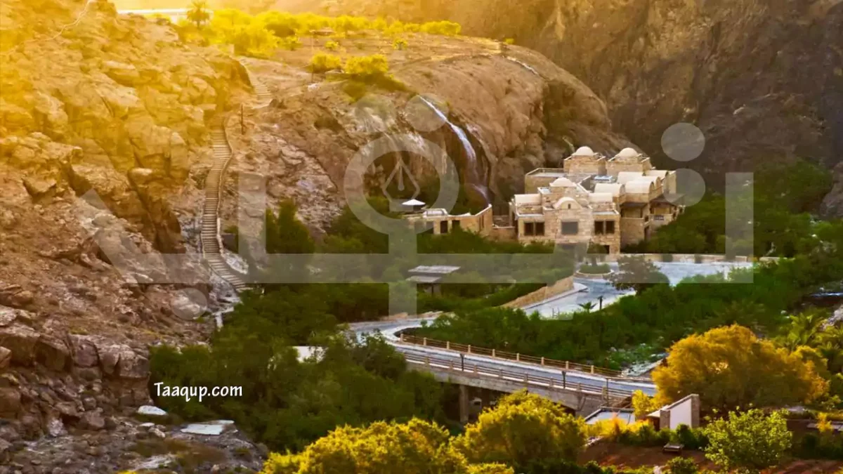 صورة تُظهر حمام مياه ساخنة معدنية في منتجع فاخر بمنطقة ماعين بالأردن مع أجواء هادئة ومرافق سبا مميزة.