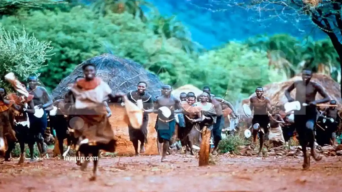 الصورة عبارة عن سكرين من داخل فيلم فيلم Nowhere in Africa (Nirgendwo in Afrika) وهو منأفضل الأفلام الأجنبية لتعلم الألمانية بطريقة ممتعة وفعالة، مع شرح مفصل لكل فيلم ونصائح عملية لتحسين مهارات الاستماع والمفردات بسهولة.
