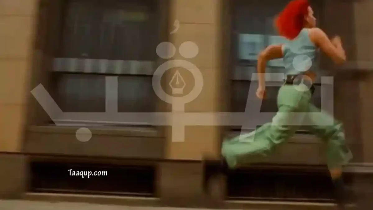 الصورة تتضمن سكرين من داخل فيلم Run Lola Run (Lola rennt) وهو أحد أفضل الأفلام الأجنبية لتعلم الألمانية بطريقة ممتعة وفعالة، مع شرح مفصل لكل فيلم ونصائح عملية لتحسين مهارات الاستماع والمفردات بسهولة.
