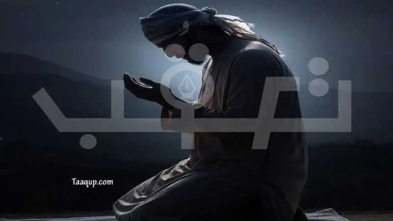 كيفية قيام الليل؟.. عدد ركعاته وأفضل الأدعية فيه 2 رجل مسلم يرتدي الزي التقليدي جالس يرفع يديه بالدعاء والخشوع في ظلمة الليل، مع خلفية خافتة تمثل وقت السحر لاستجابة الدعاء في صلاة الليل.